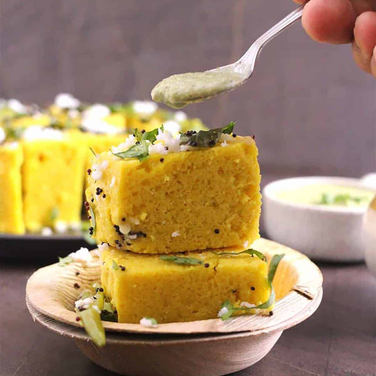dhokla with spicy green chutney
